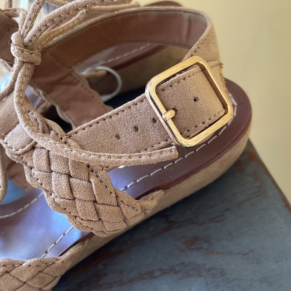 Carlos Santana Brand New Tan Suede Sandals size 7 - Picture 3 of 5